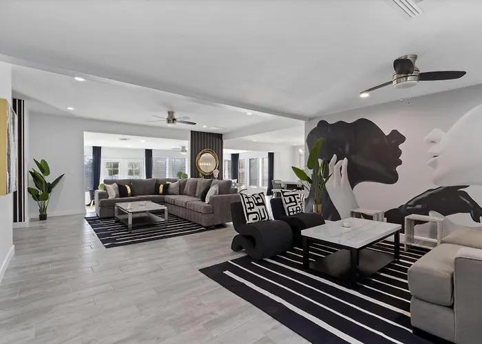 5bed • 5bath Foothills Retreat • Pool • Holiday home *