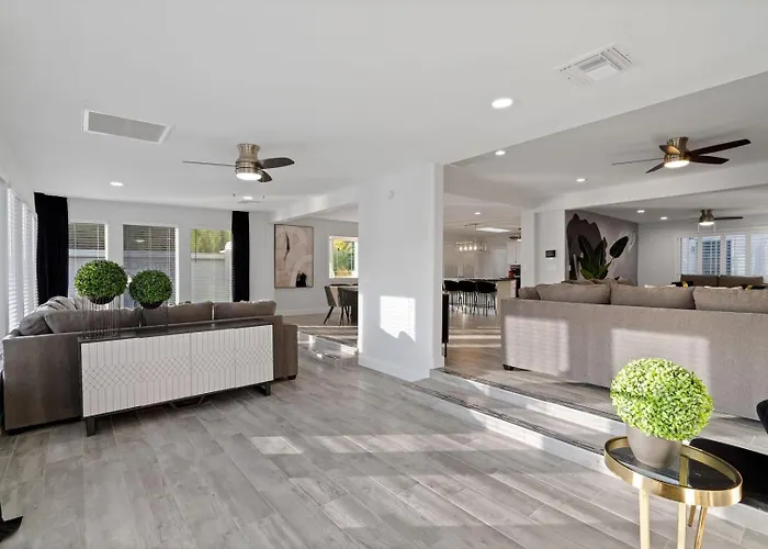 5bed • 5bath Foothills Retreat • Pool • Holiday home *