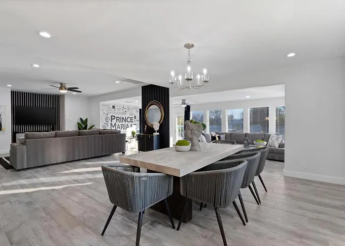 Holiday home 5bed • 5bath Foothills Retreat • Pool •