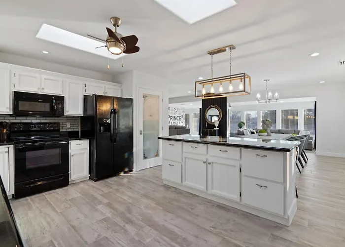 5bed • 5bath Foothills Retreat • Pool • Holiday home *