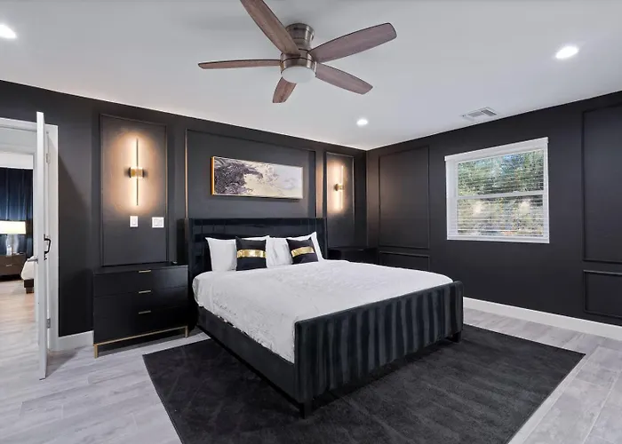Holiday home 5bed • 5bath Foothills Retreat • Pool •