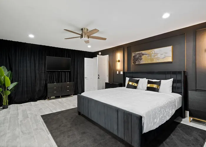 5bed • 5bath Foothills Retreat • Pool • Holiday home *