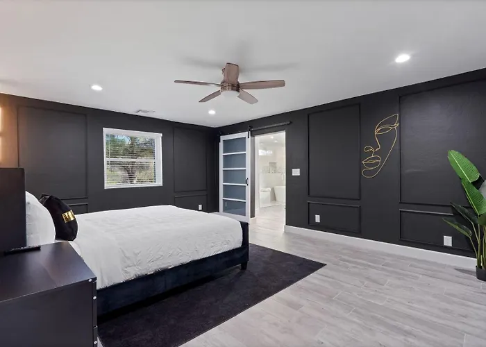 Holiday home 5bed • 5bath Foothills Retreat • Pool •