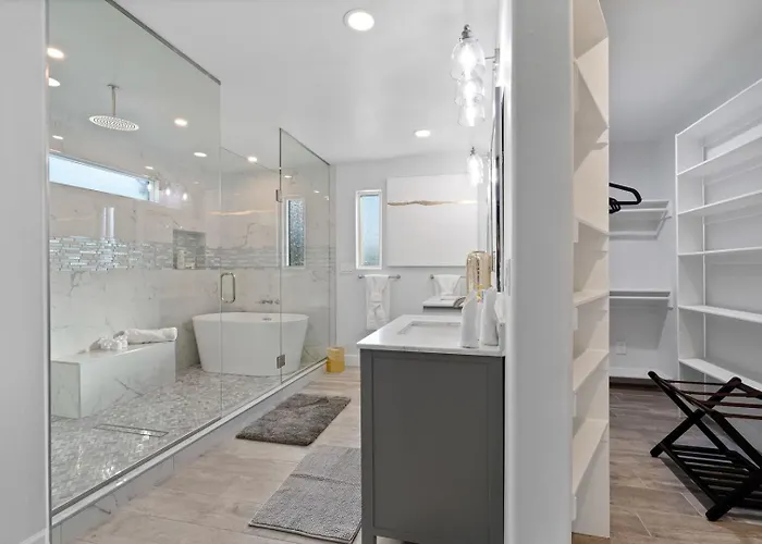 Holiday home 5bed • 5bath Foothills Retreat • Pool •