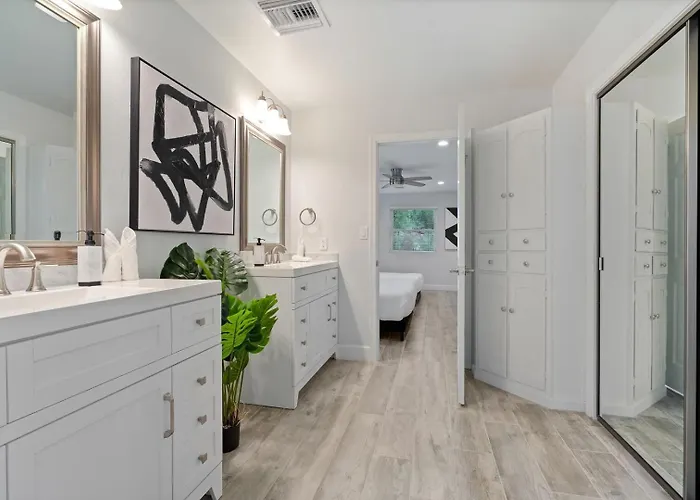 5bed • 5bath Foothills Retreat • Pool • Holiday home *