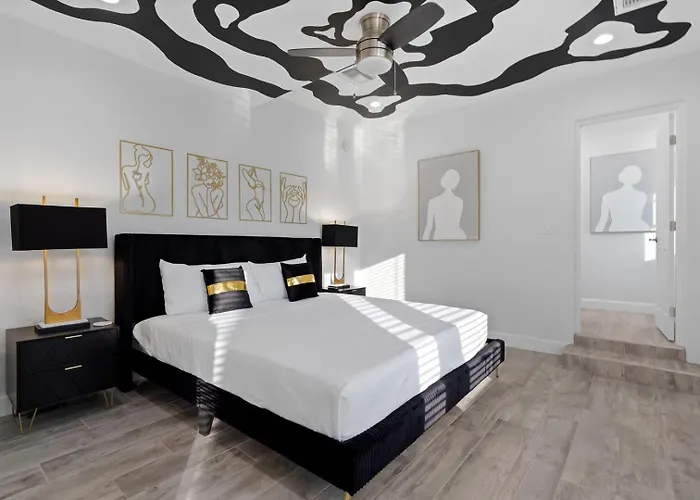 Holiday home 5bed • 5bath Foothills Retreat • Pool • Tucson