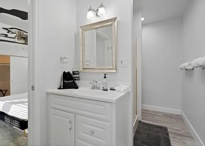 Holiday home 5bed • 5bath Foothills Retreat • Pool •