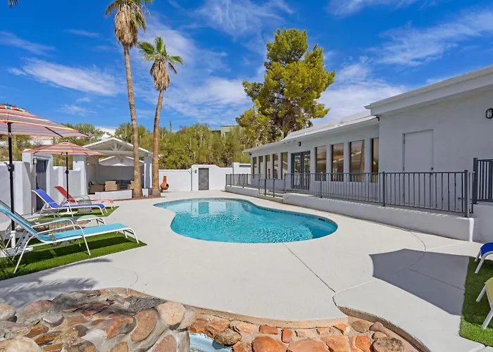 5bed • 5bath Foothills Retreat • Pool • Holiday home *