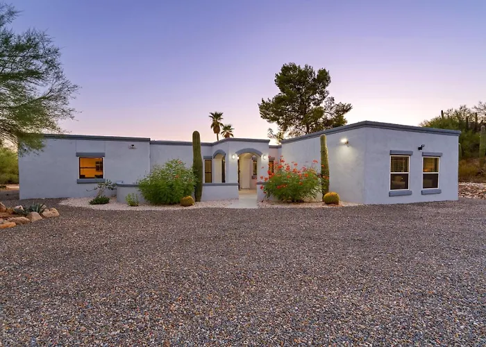 5bed • 5bath Foothills Retreat • Pool • Holiday home
